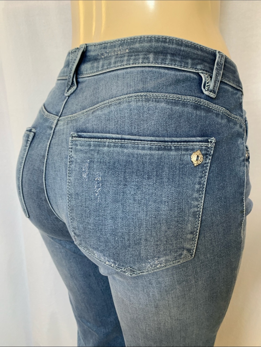 DEMOCRACY Women's Tummy Control Denim Capri Jeans Light Blue Wash Size 6 NWOT